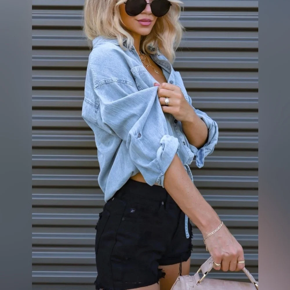 NEW WITH TAGS Chic Cropped Denim Top / Chambray Shirt 💙 - Picture 3 of 7
